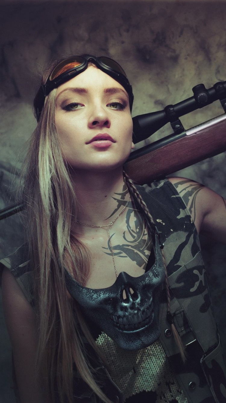 Fondo de pantalla Soldier girl with a sniper rifle 750x1334