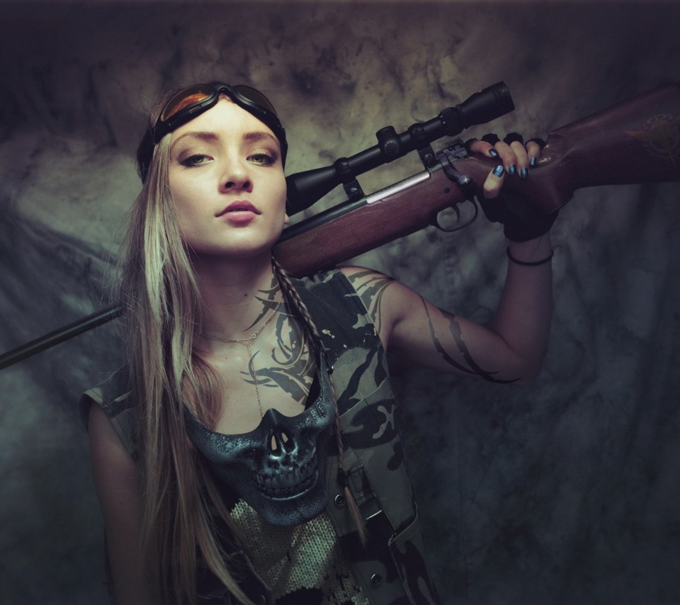 Das Soldier girl with a sniper rifle Wallpaper 960x854