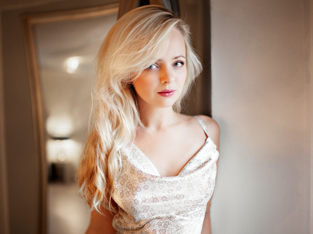 Обои Blonde Girl looking 1024x768