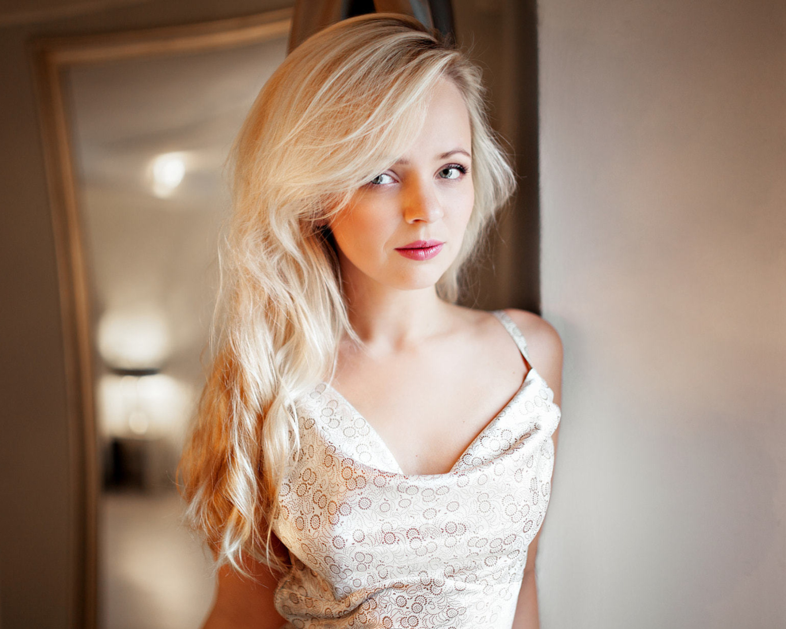 Screenshot №1 pro téma Blonde Girl looking 1600x1280