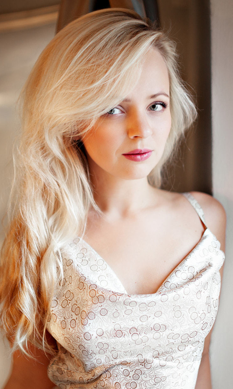 Обои Blonde Girl looking 768x1280