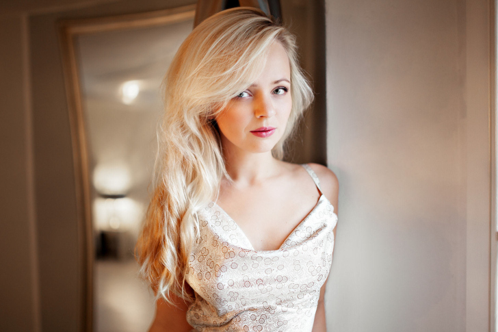 Обои Blonde Girl looking