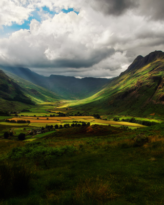 Green Hills Of England sfondi gratuiti per iPhone 6