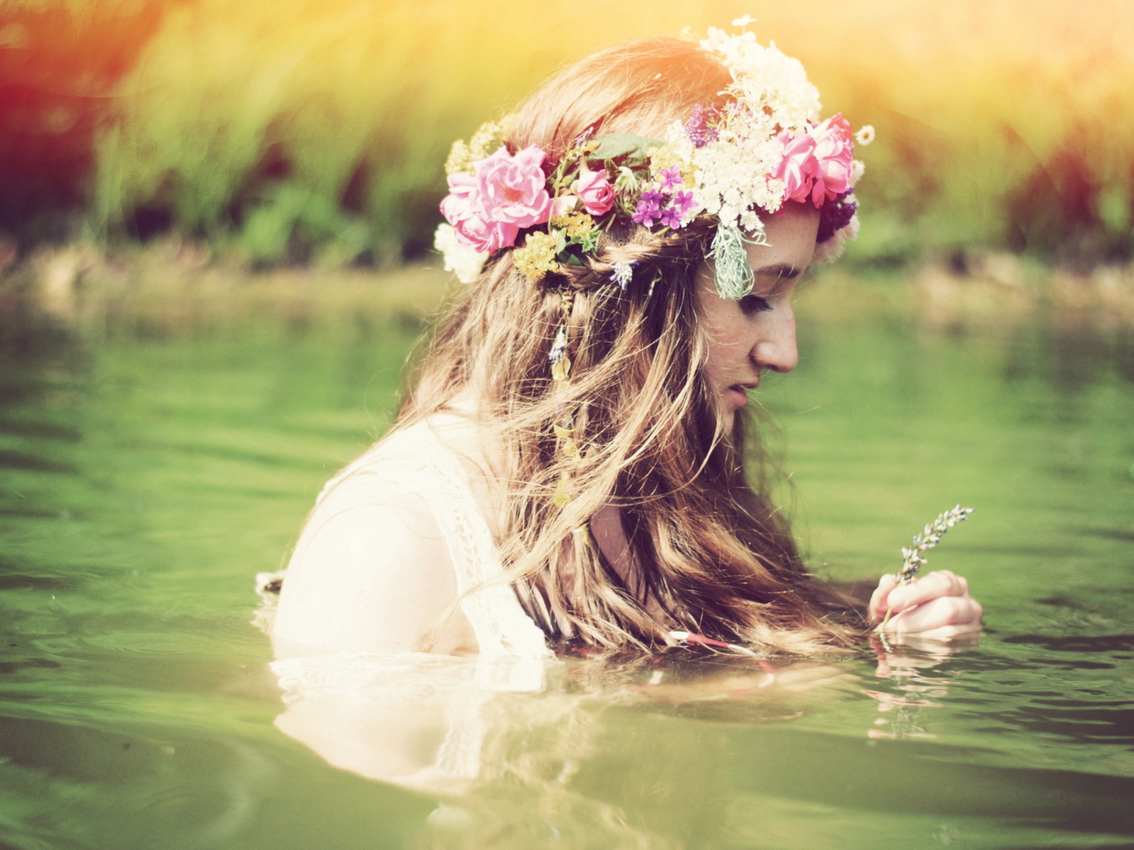 Girl With Flower Crown screenshot #1 1600x1200