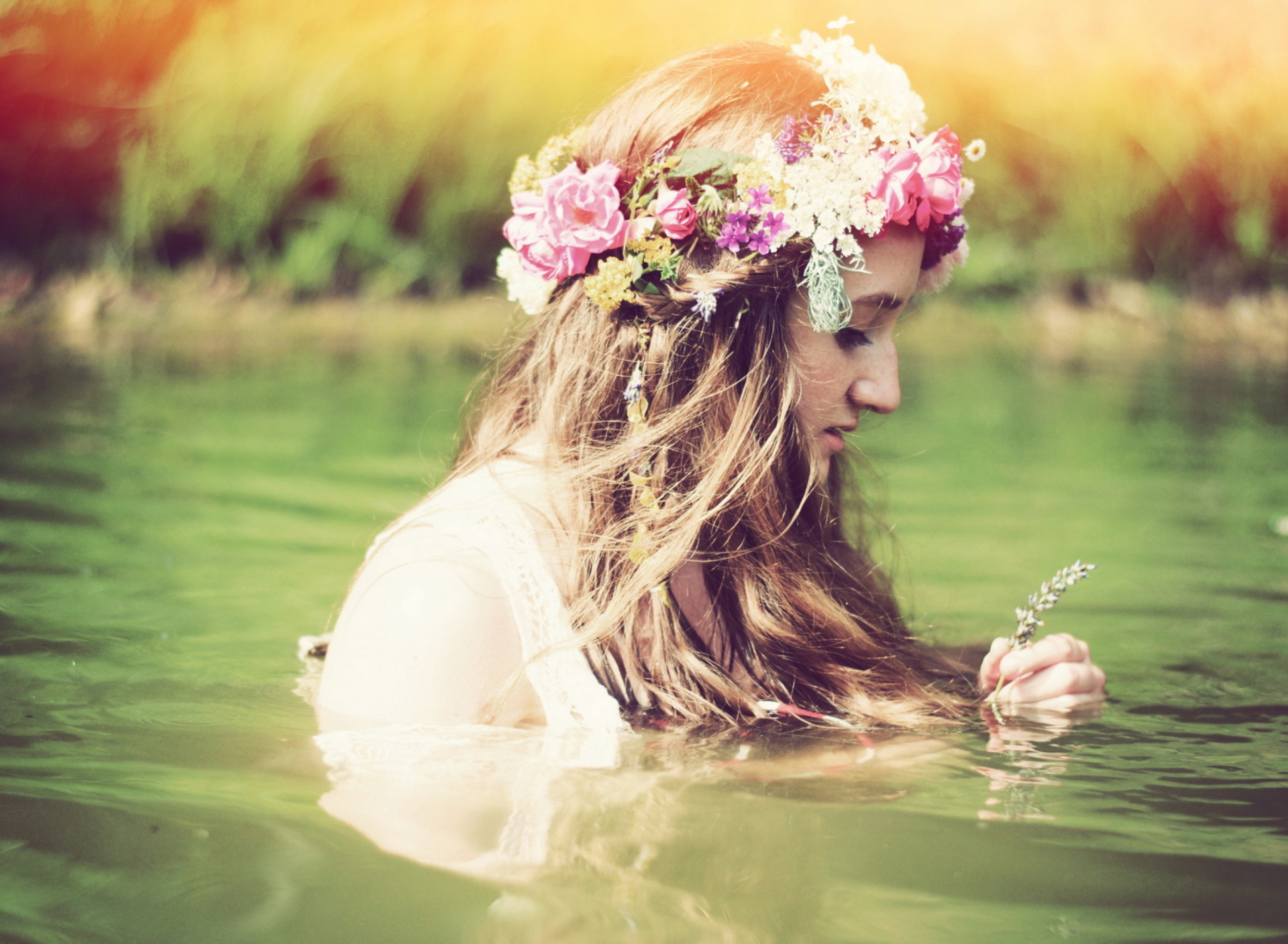 Girl With Flower Crown wallpaper 1920x1408