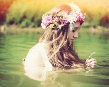 Screenshot №1 pro téma Girl With Flower Crown 220x176