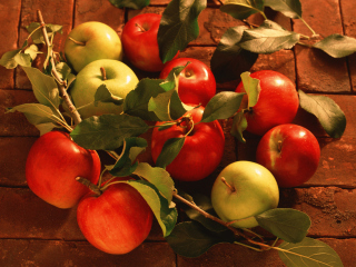 Обои Apples And Juicy Leaves 320x240