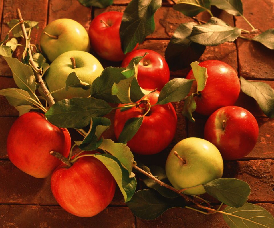 Обои Apples And Juicy Leaves 960x800