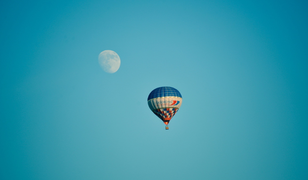 Sfondi Air Balloon In Blue Sky In Front Of White Moon 1024x600