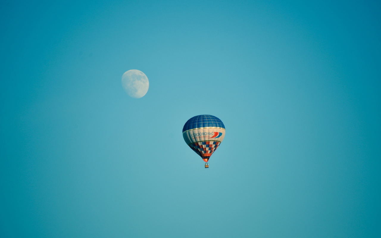 Sfondi Air Balloon In Blue Sky In Front Of White Moon 1280x800