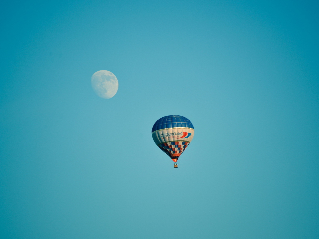 Обои Air Balloon In Blue Sky In Front Of White Moon 1280x960