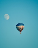 Fondo de pantalla Air Balloon In Blue Sky In Front Of White Moon 128x160