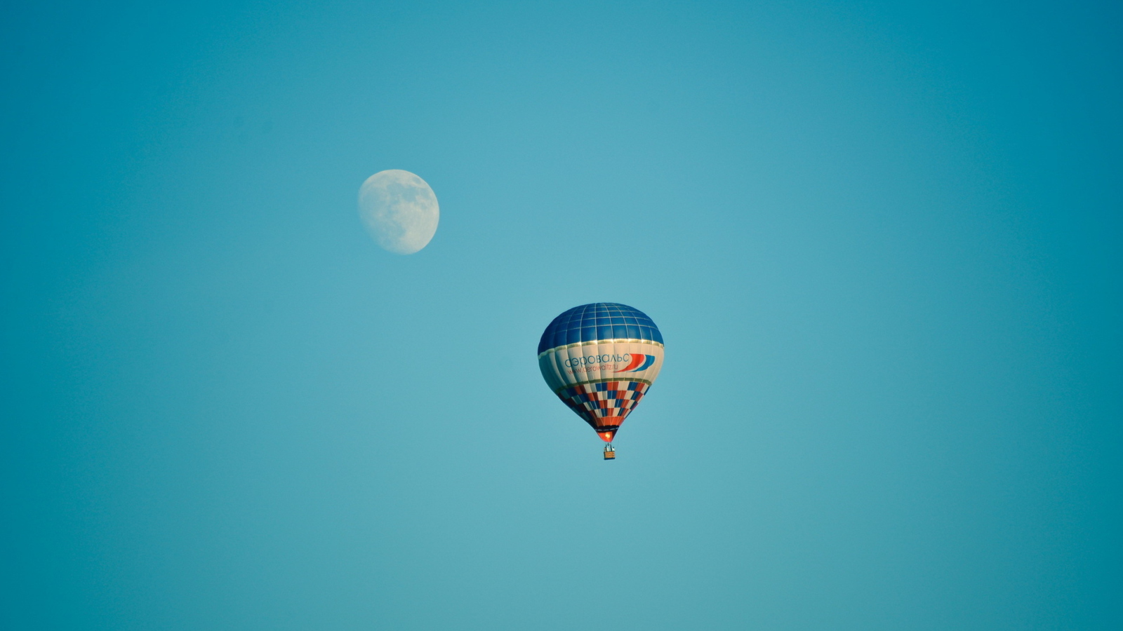 Air Balloon In Blue Sky In Front Of White Moon screenshot #1 1600x900