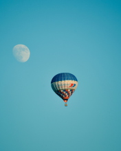 Обои Air Balloon In Blue Sky In Front Of White Moon 176x220