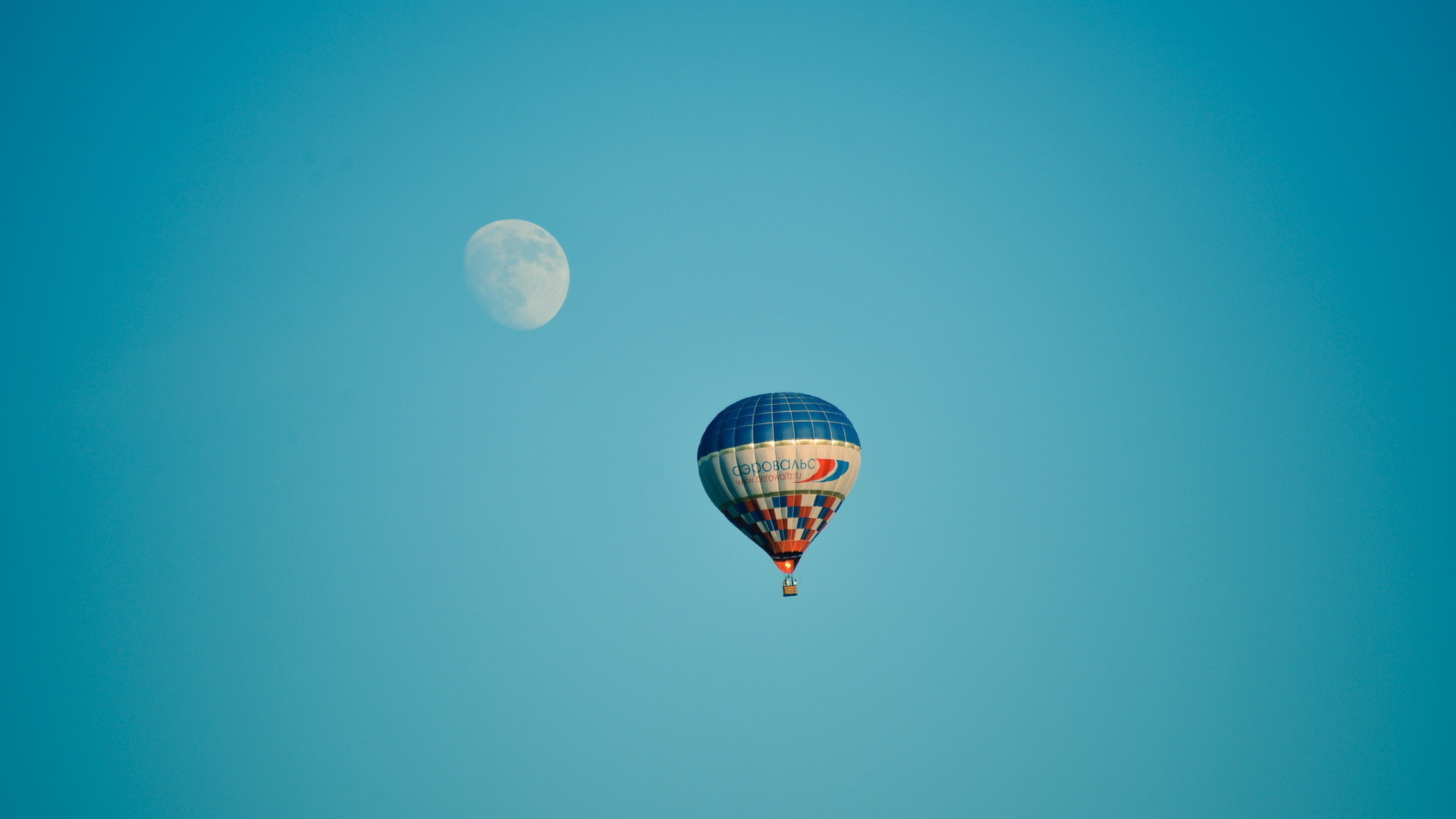 Sfondi Air Balloon In Blue Sky In Front Of White Moon 1920x1080