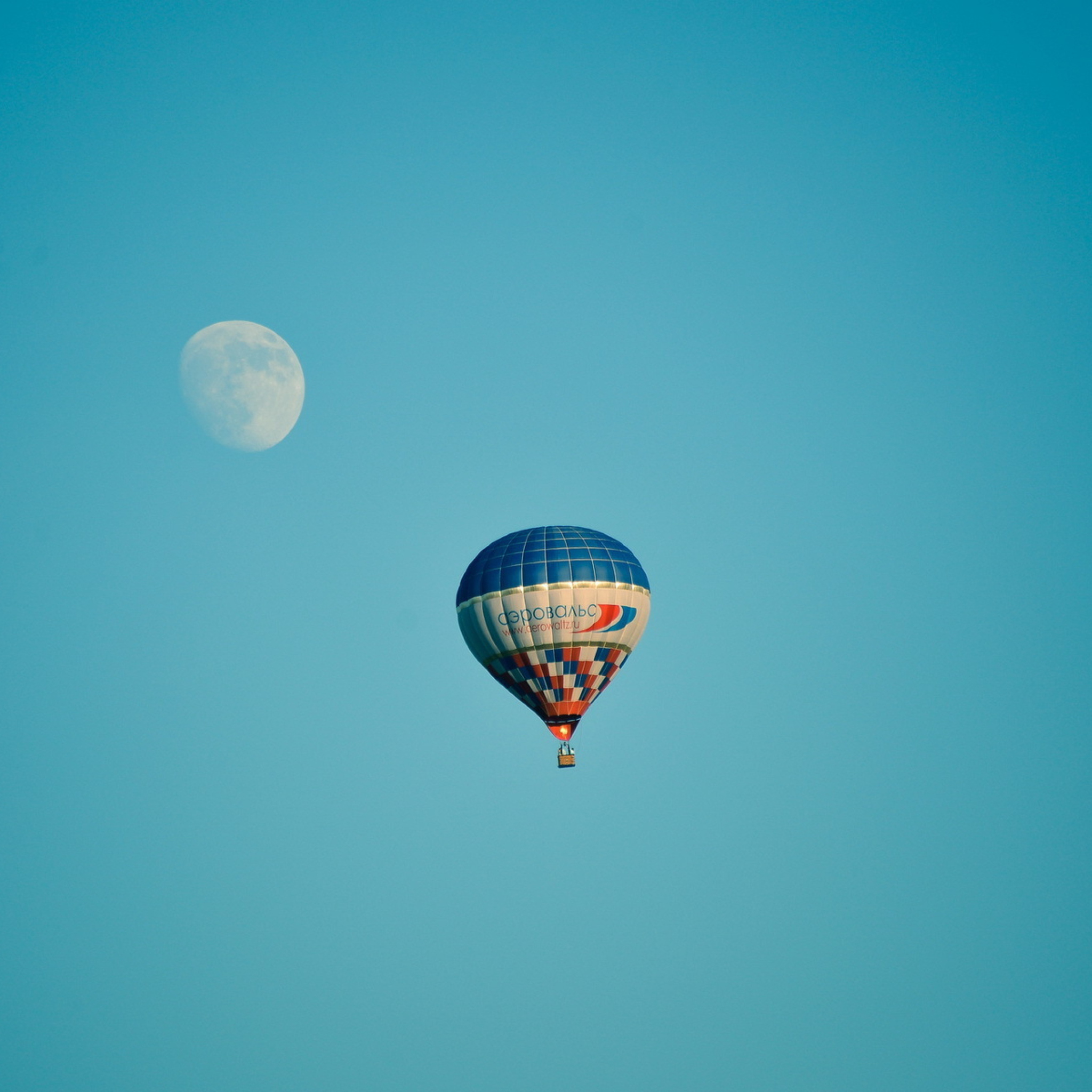 Fondo de pantalla Air Balloon In Blue Sky In Front Of White Moon 2048x2048