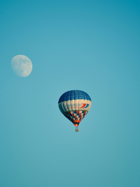 Fondo de pantalla Air Balloon In Blue Sky In Front Of White Moon 480x640