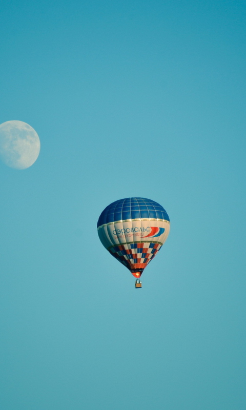 Sfondi Air Balloon In Blue Sky In Front Of White Moon 480x800