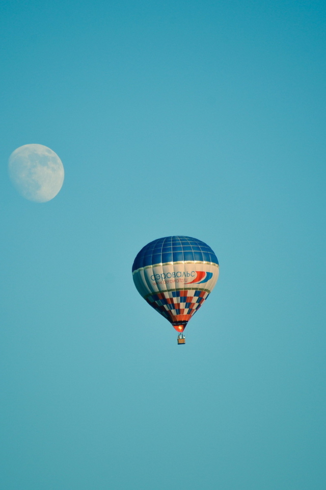 Fondo de pantalla Air Balloon In Blue Sky In Front Of White Moon 640x960