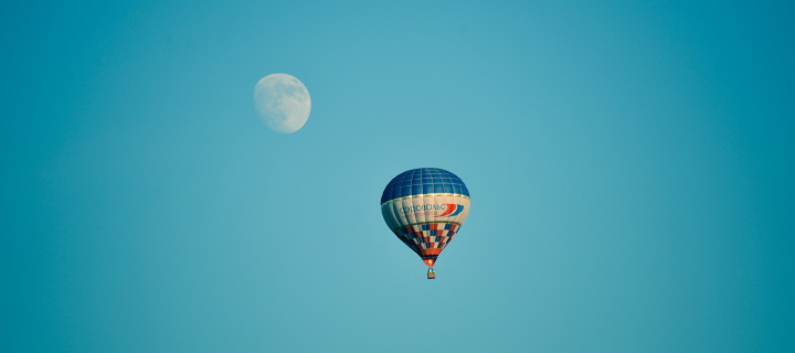 Fondo de pantalla Air Balloon In Blue Sky In Front Of White Moon 720x320
