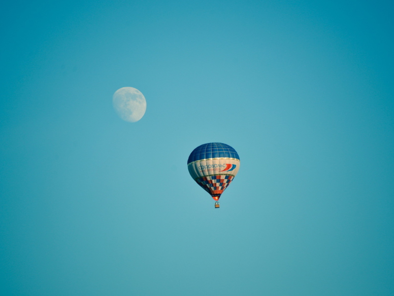 Air Balloon In Blue Sky In Front Of White Moon screenshot #1 800x600
