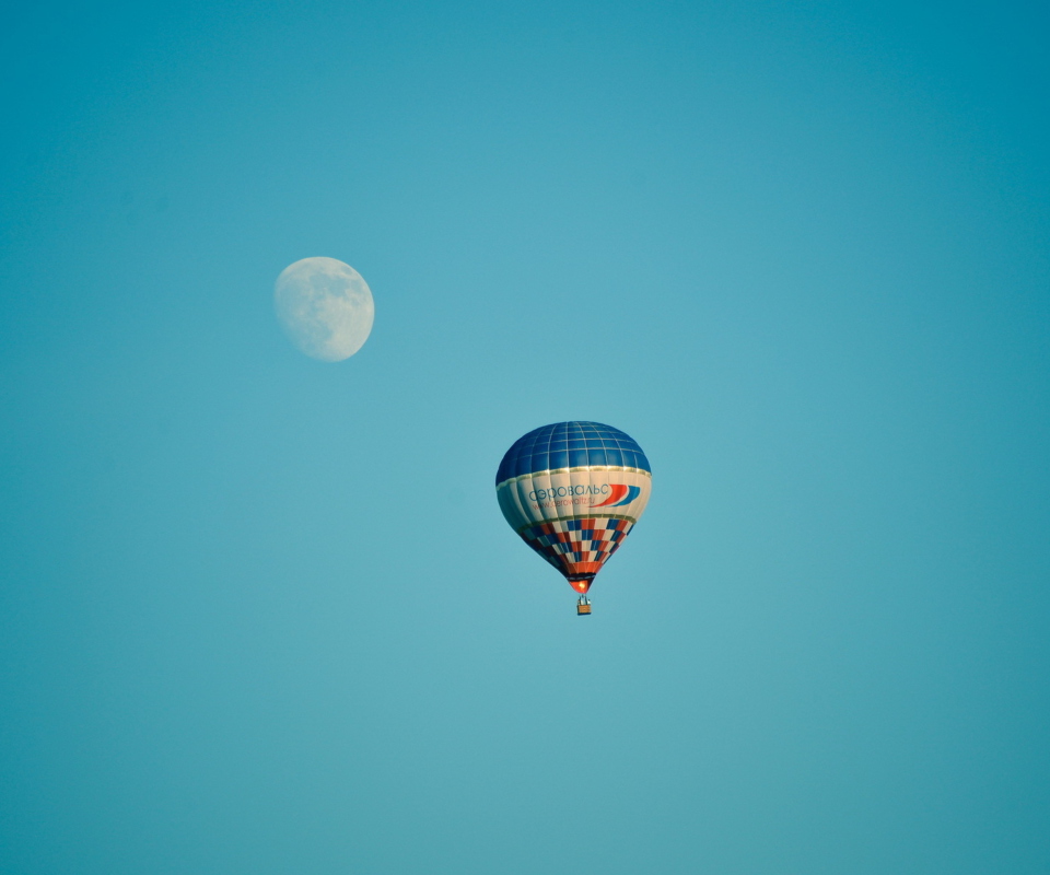 Fondo de pantalla Air Balloon In Blue Sky In Front Of White Moon 960x800