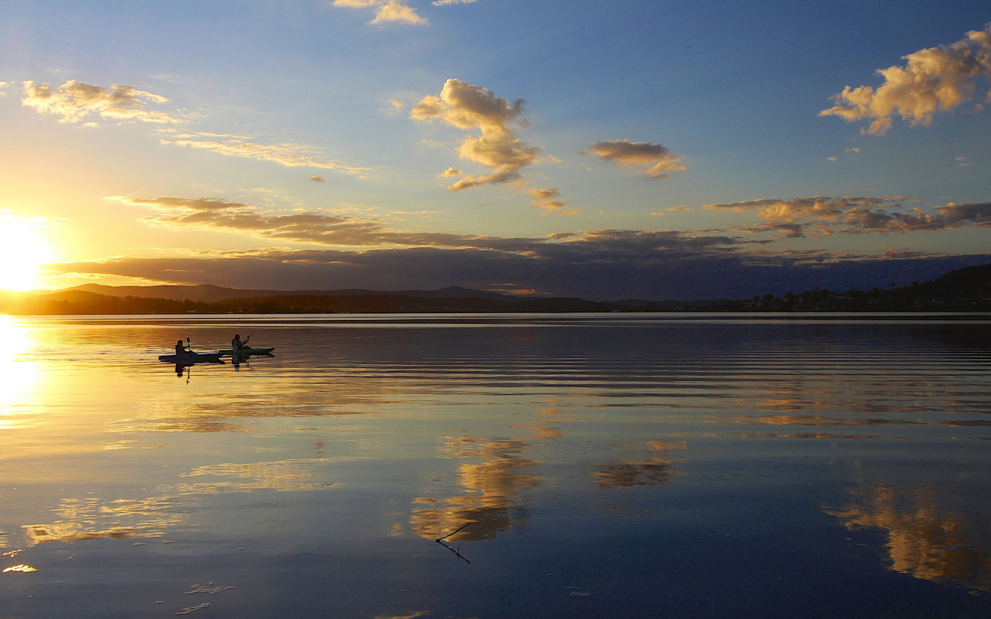 Screenshot №1 pro téma Two Boats Sailing In Calm Morning 1440x900