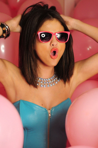Обои Selena Gomez Party 320x480