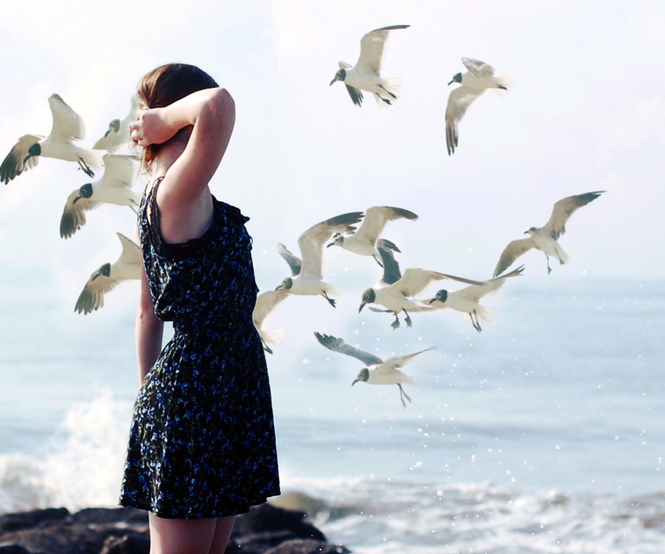 Girl On Sea Coast And Seagulls screenshot #1 960x800