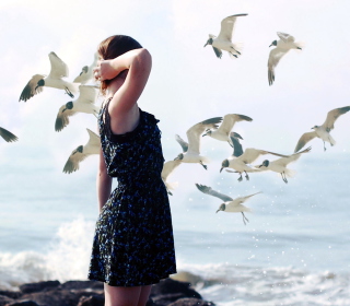 Kostenloses Girl On Sea Coast And Seagulls Wallpaper für 128x128