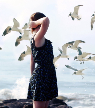 Girl On Sea Coast And Seagulls - Obrázkek zdarma pro 320x480