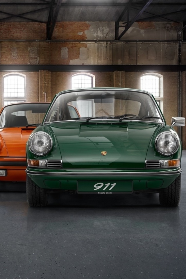 Sfondi Porsche 911 Vintage Cars in Museum 640x960