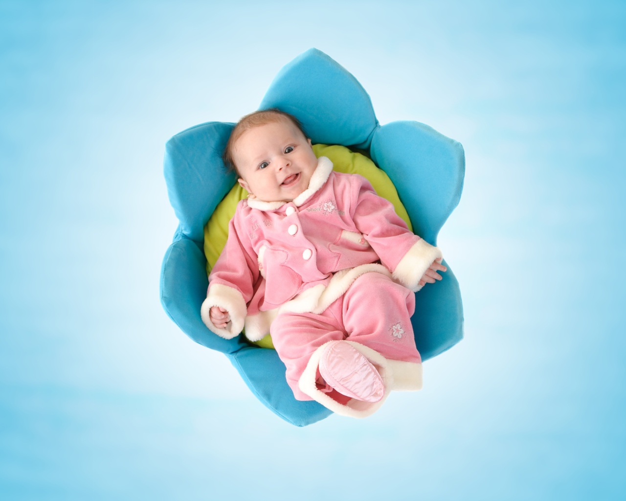 Fondo de pantalla Cute Newborn Baby 1280x1024