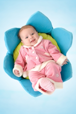 Das Cute Newborn Baby Wallpaper 320x480