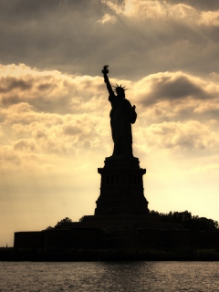 Das Statue Of Liberty In United States Of America Wallpaper 240x320