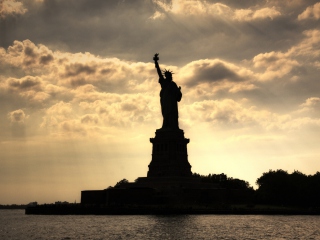 Screenshot №1 pro téma Statue Of Liberty In United States Of America 320x240