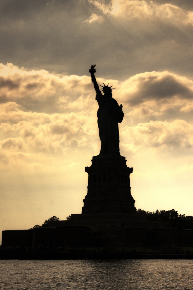 Statue Of Liberty In United States Of America wallpaper 640x960