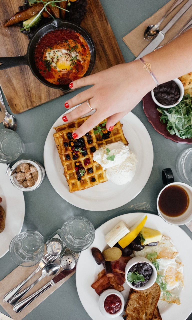 Das Breakfast with Coffee, Bacon and Waffle Wallpaper 768x1280