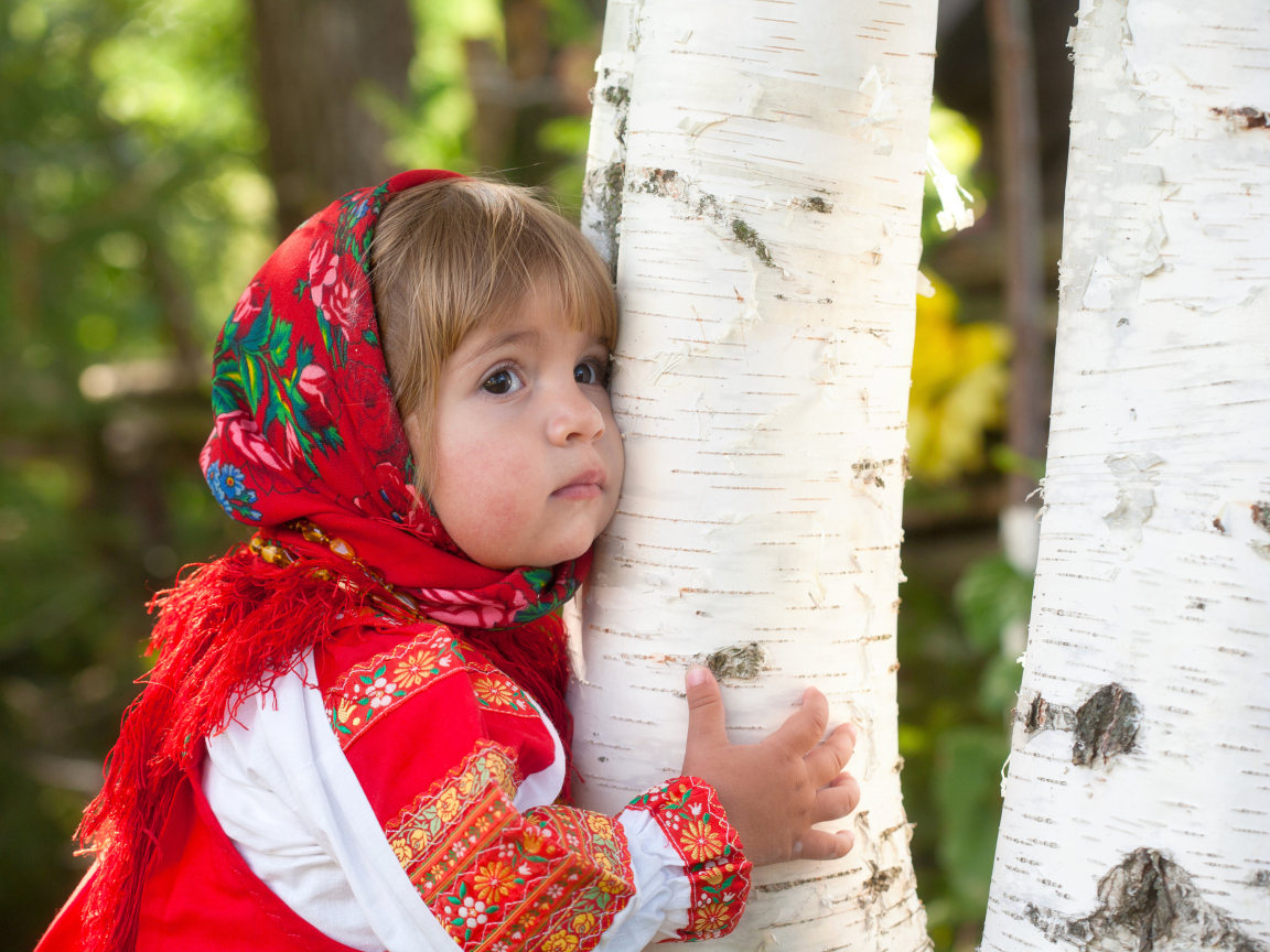Обои Little Russian Girl And Birch Tree 1152x864