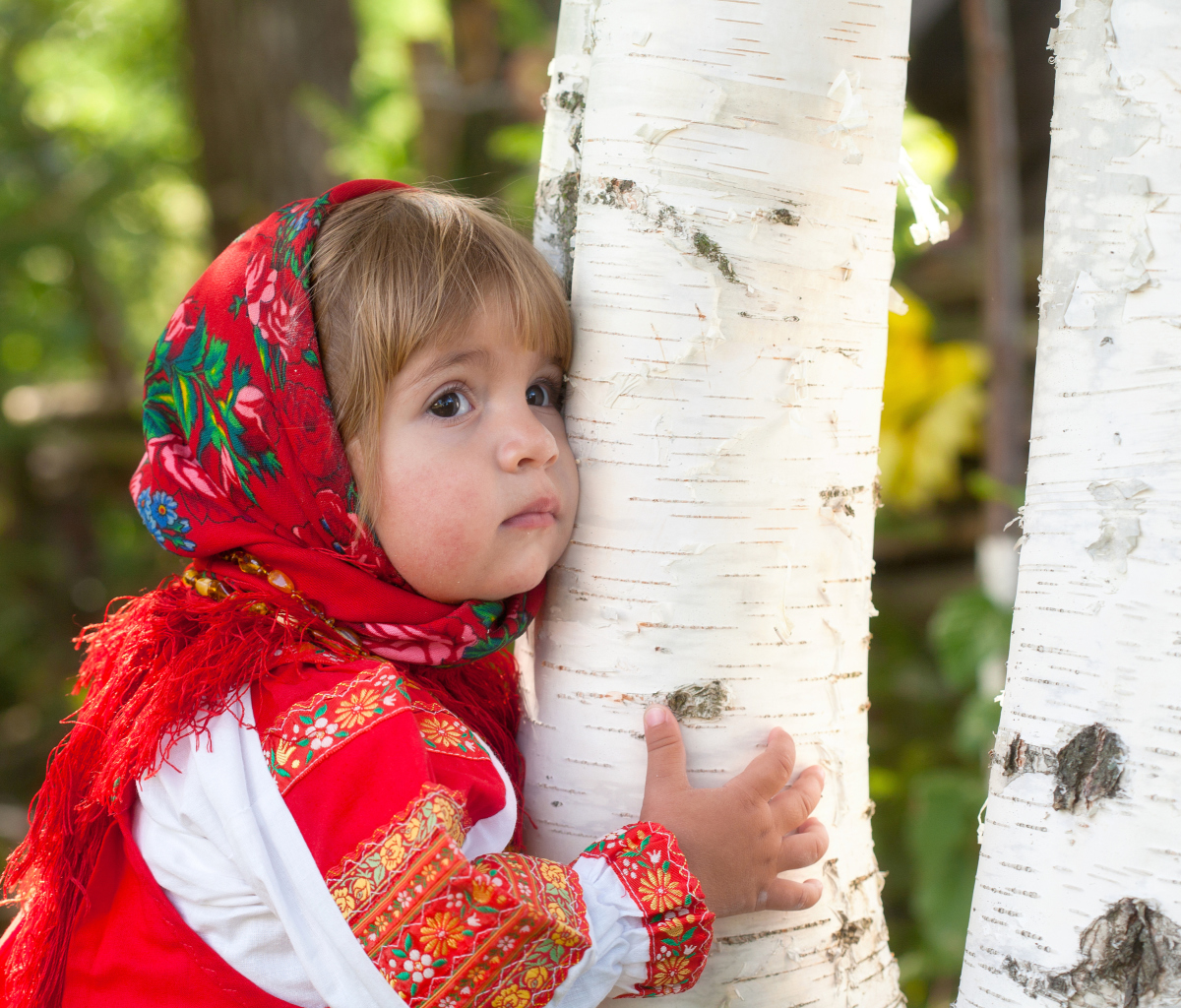 Обои Little Russian Girl And Birch Tree 1200x1024