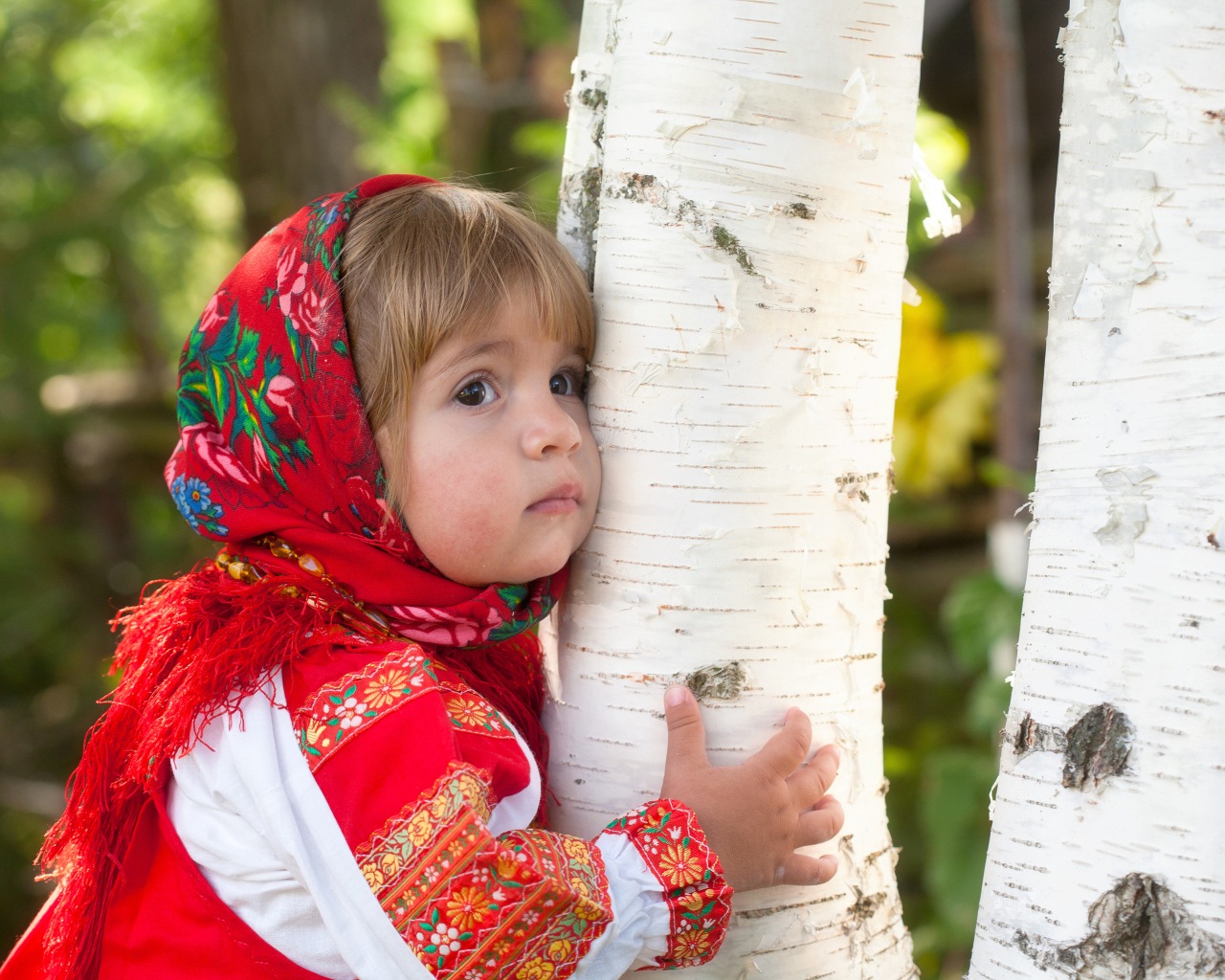 Screenshot №1 pro téma Little Russian Girl And Birch Tree 1280x1024