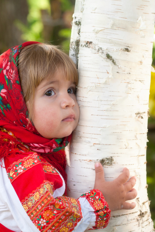Das Little Russian Girl And Birch Tree Wallpaper 320x480