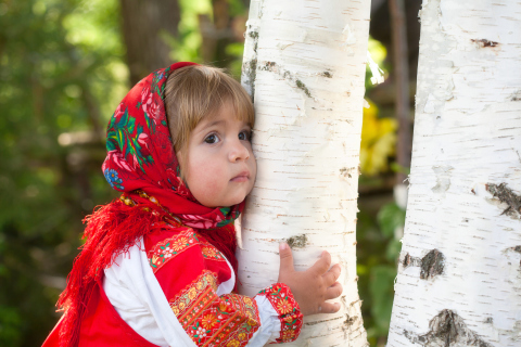 Обои Little Russian Girl And Birch Tree 480x320