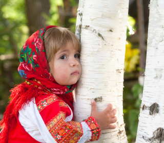 Little Russian Girl And Birch Tree papel de parede para celular para 1024x1024