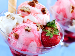 Обои Strawberry Ice Cream 320x240