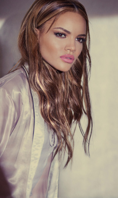 Fondo de pantalla Leslie Grace 240x400