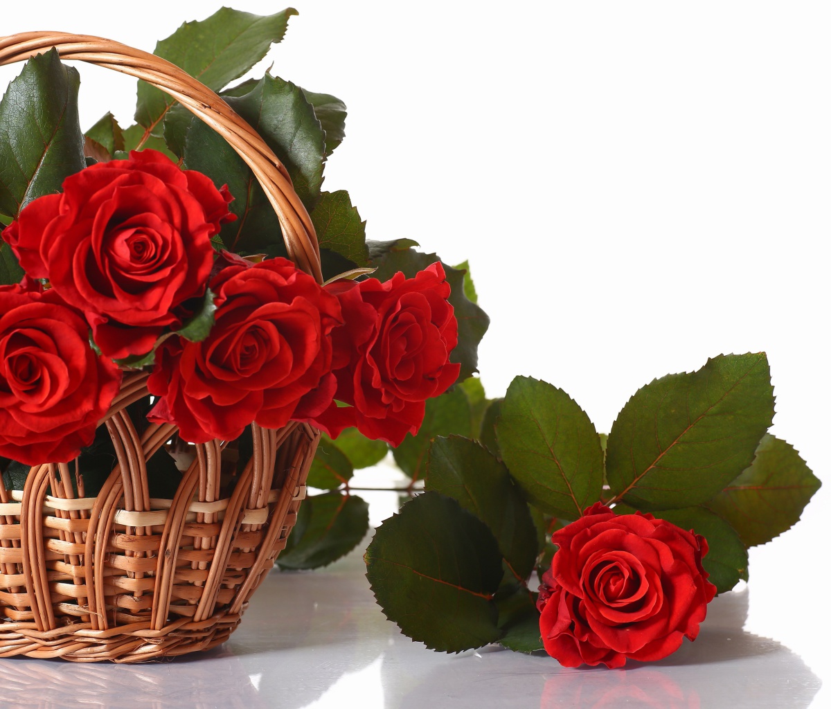 Das Basket with Roses Wallpaper 1200x1024