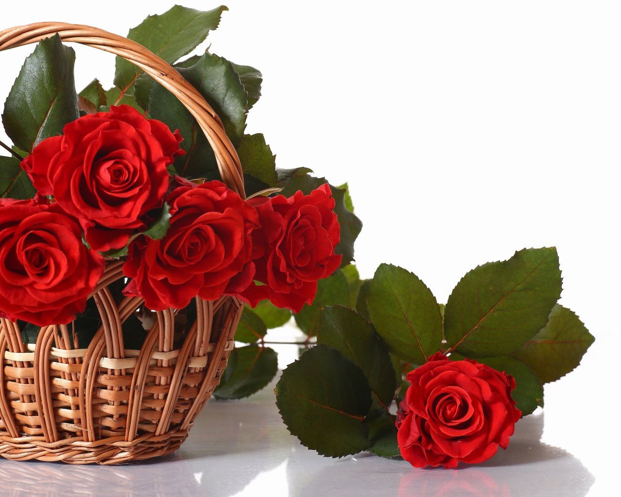 Das Basket with Roses Wallpaper 1280x1024