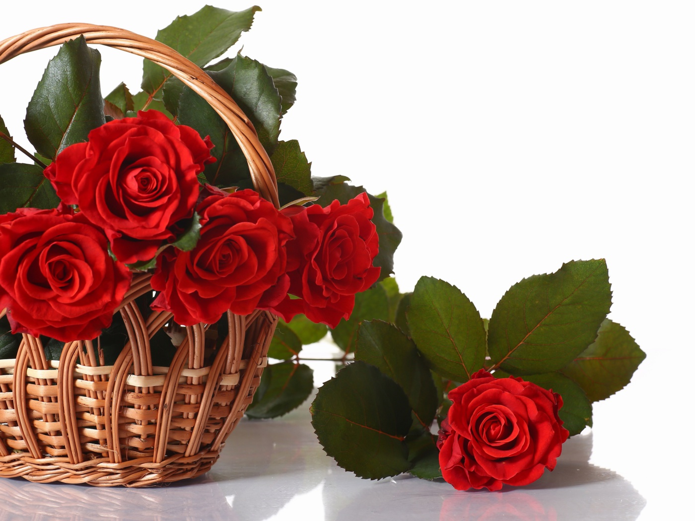 Das Basket with Roses Wallpaper 1400x1050