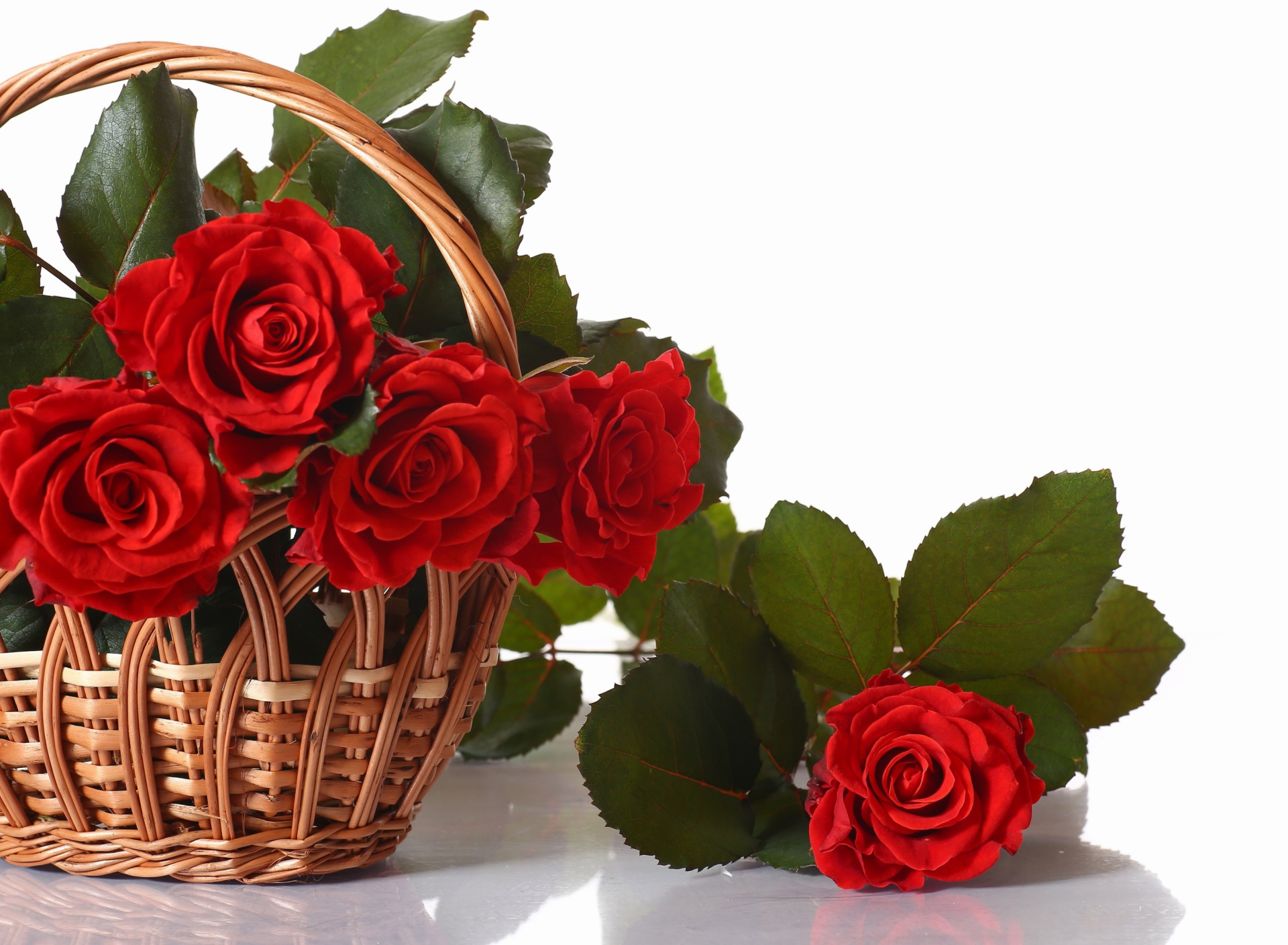 Das Basket with Roses Wallpaper 1920x1408
